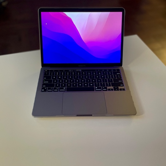 Apple MacBook Pro 13" 512GB M2 8GB RAM Space Gray 2022 Model A2338 + Accessories - Picture 2 of 9